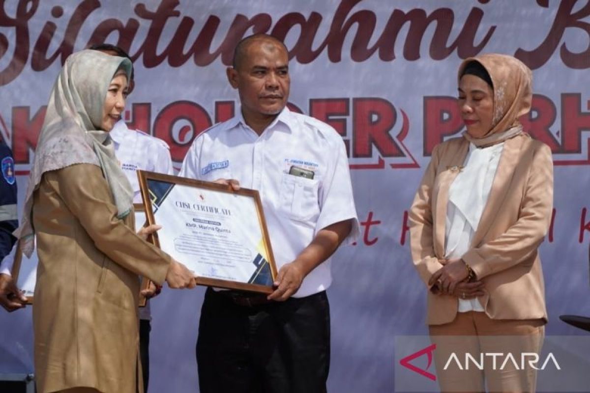 Operator penyeberangan Kayangan-Pototano terima sertifikat CHSE