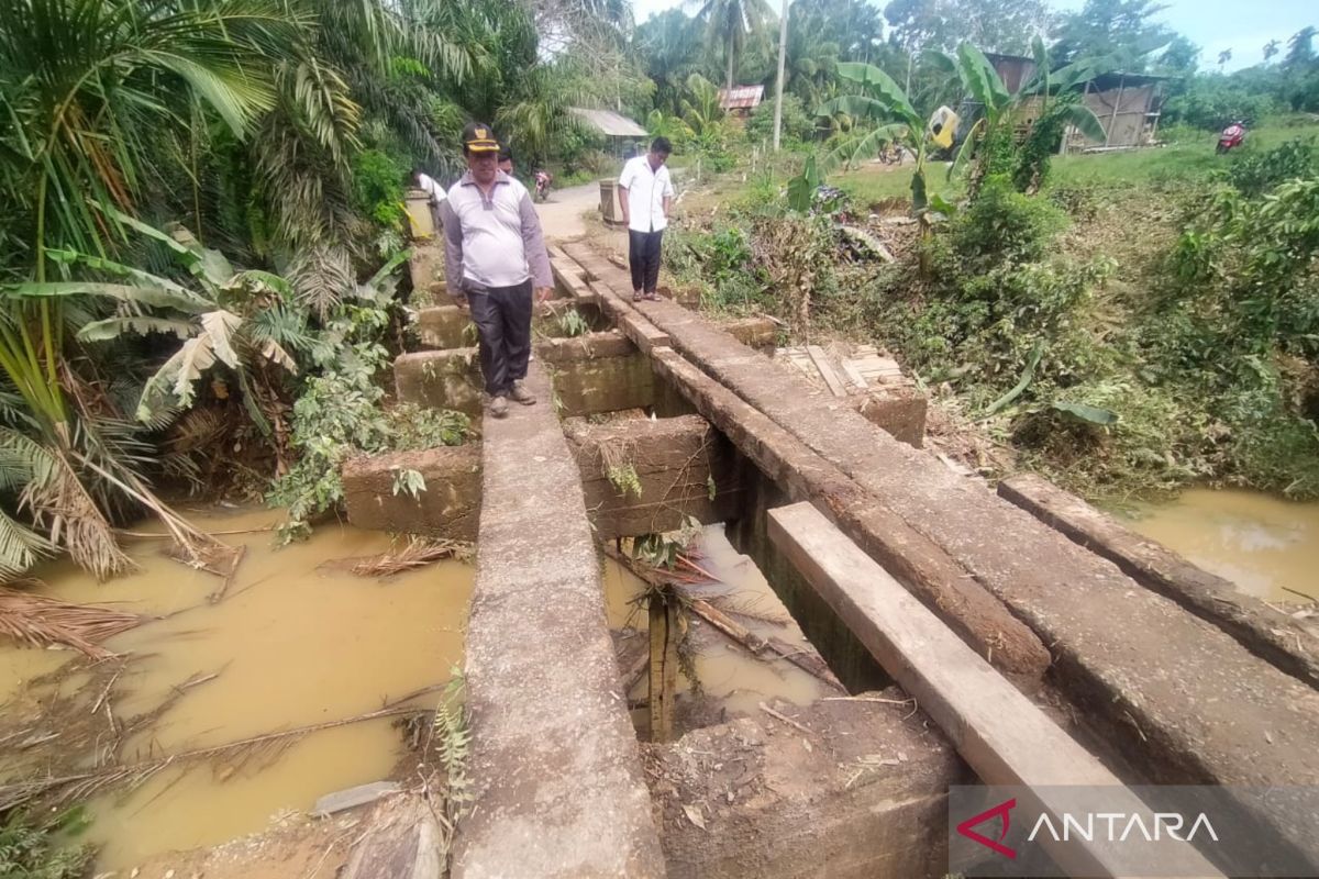 Mukomuko mulai bangun jembatan putus akibat banjir