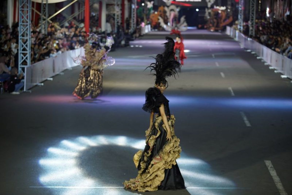 Semen Gresik gandeng Bubah tampilkan 5 karya di Jember Fashion Carnaval 2023