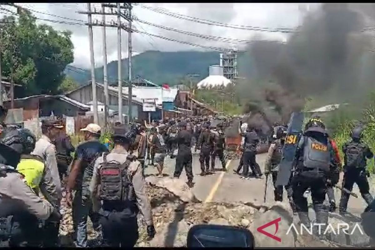 Polisi buka paksa blokade Jalan Trans Papua Barat di Manokwari