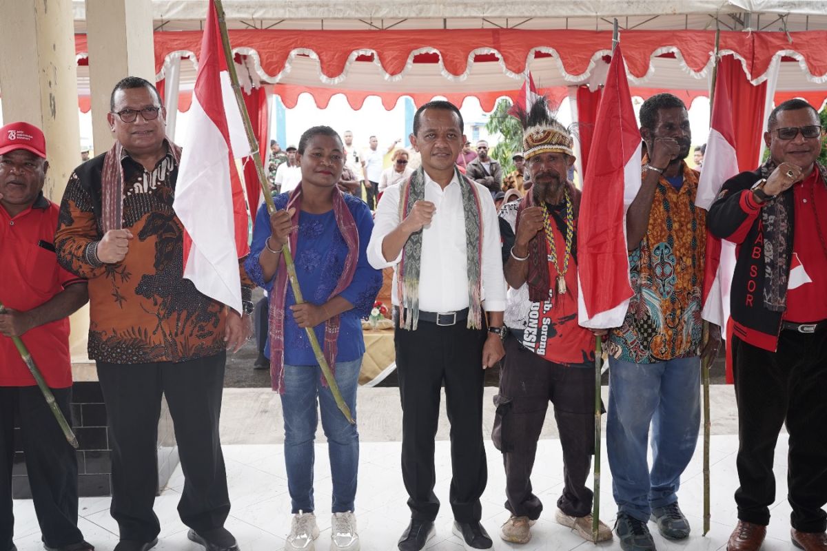 Menteri Investasi/Kepala BKPM sebar 2 juta bendera Merah Putih hingga ke pelosok Papua Barat Daya