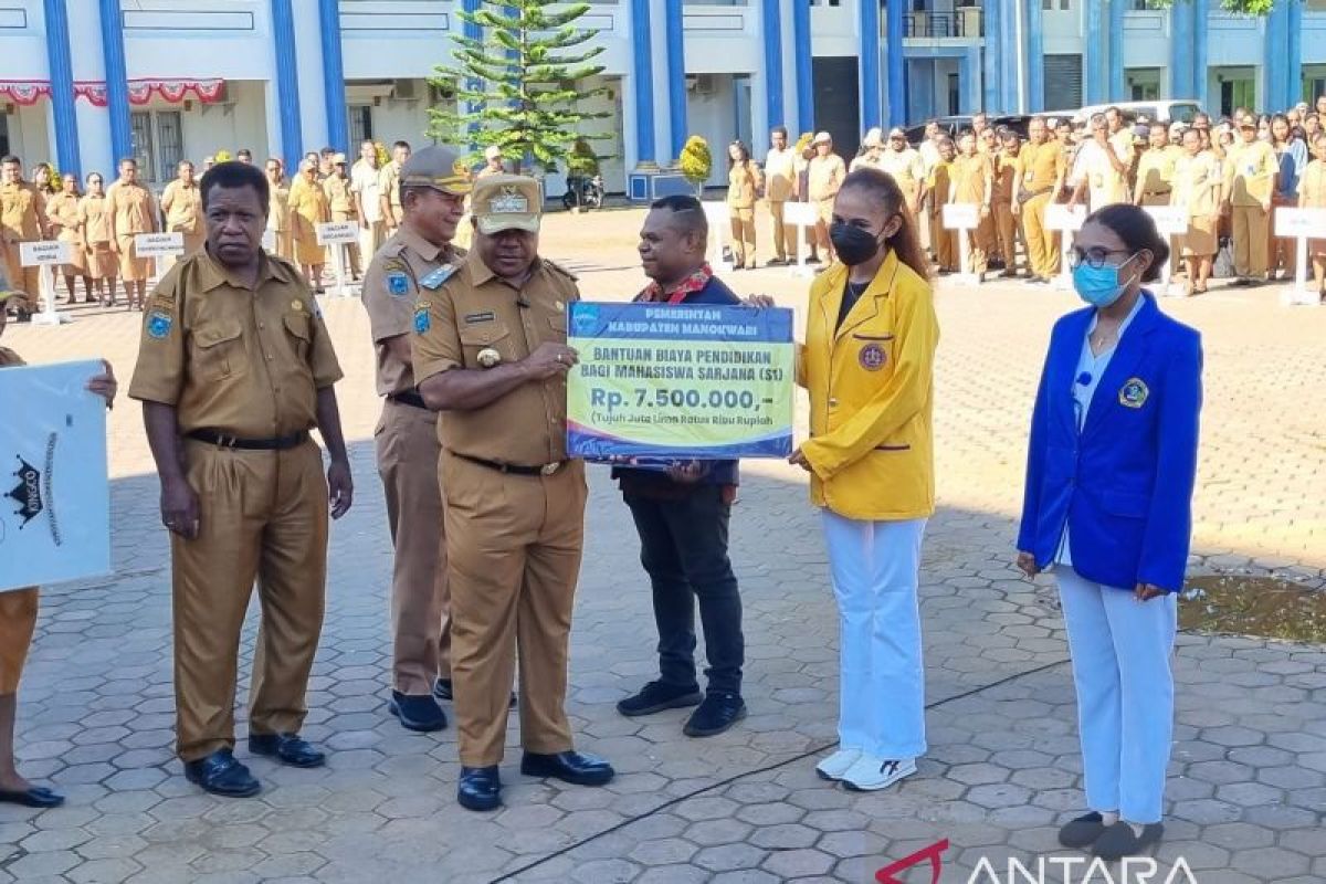 Pemerintah Manokwari berikan bantuan pendidikan kepada 166 mahasiswa