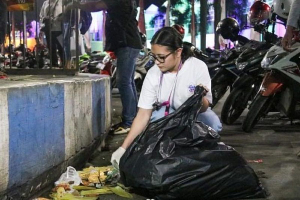 Prily Latuconsina punguti sampah usai kegiatan Jember Fashion Carnaval