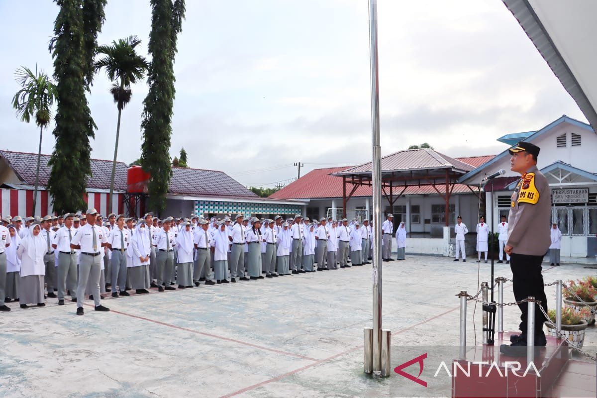 Kapolres minta SMAN 1 Padangsidimpuan jadi pelopor tertib lalu Lintas