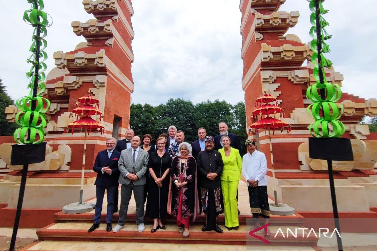 Wagub Bali ikuti acara dimulainya pembangunan Candi Bentar di Polandia