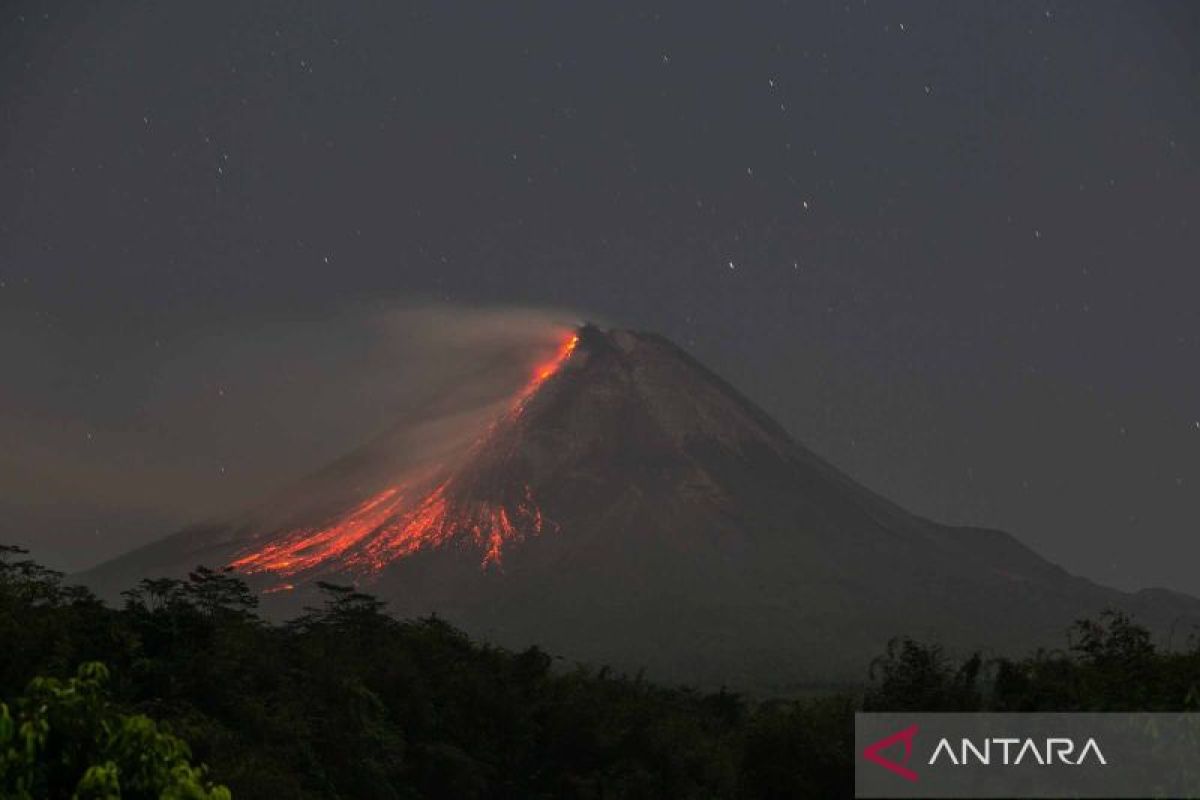 Guguran lava pijar Gunung Merapi meluncur 13 kali
