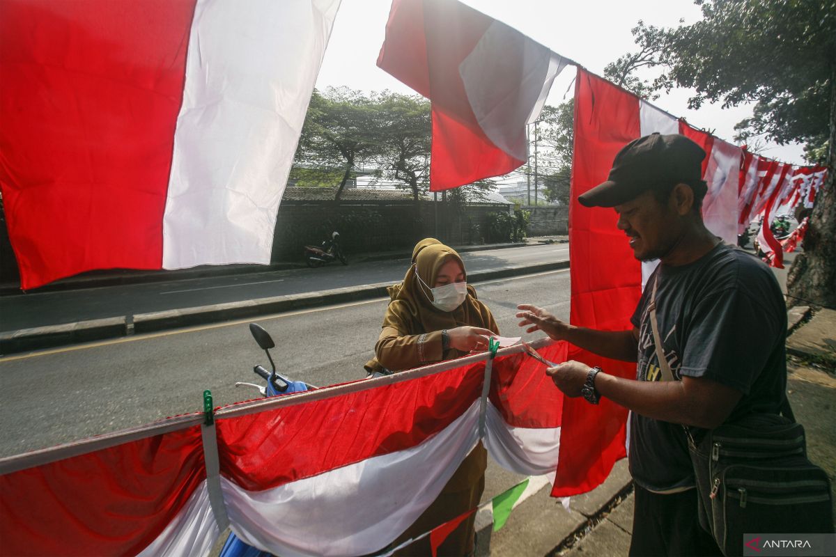 Pemkab Lampung Selatan bagi-bagi bendera Merah Putih kepada pengendara