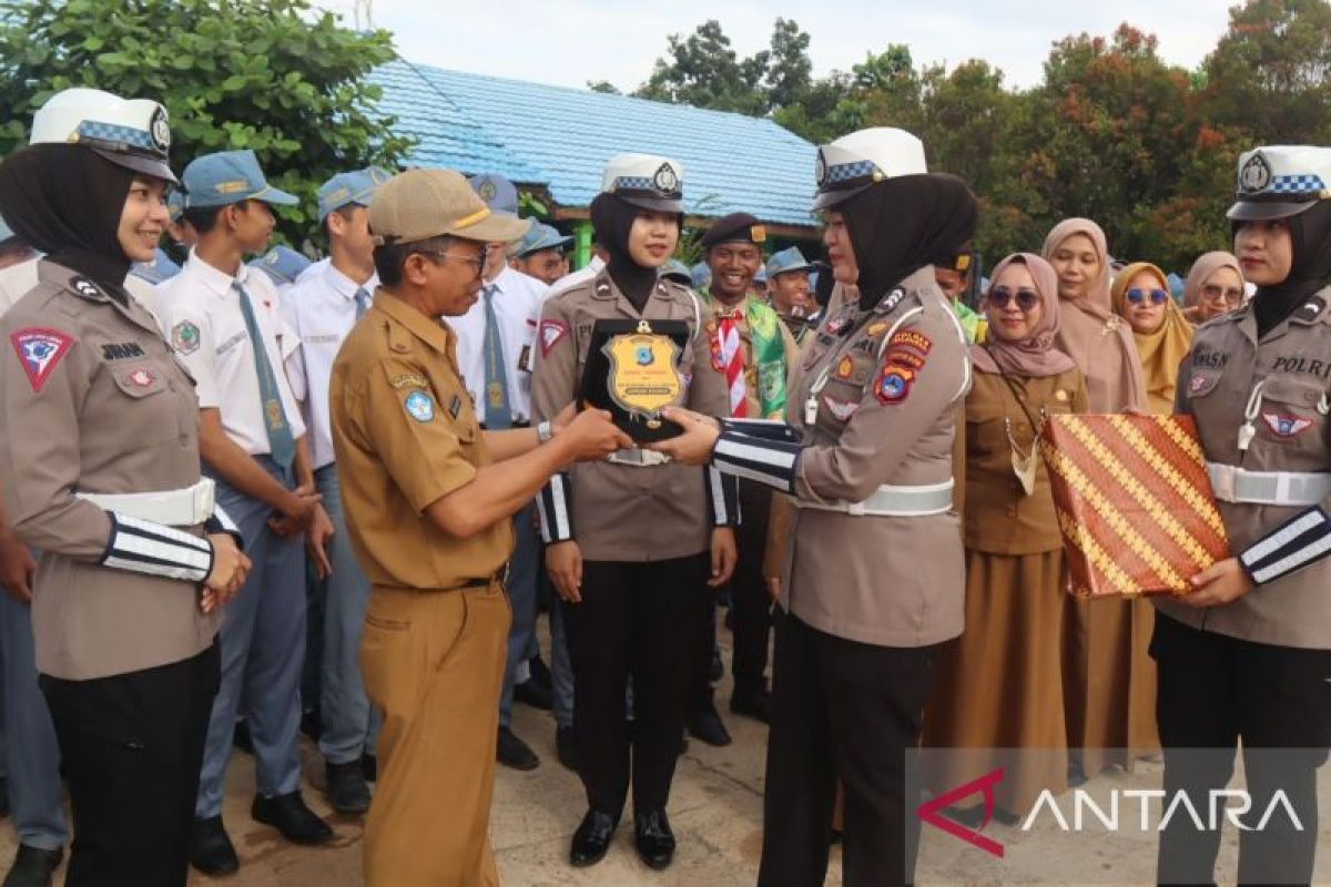 Polwan Polres Balangan ajak siswa SMAN 2 Paringin bijak bermedia sosial