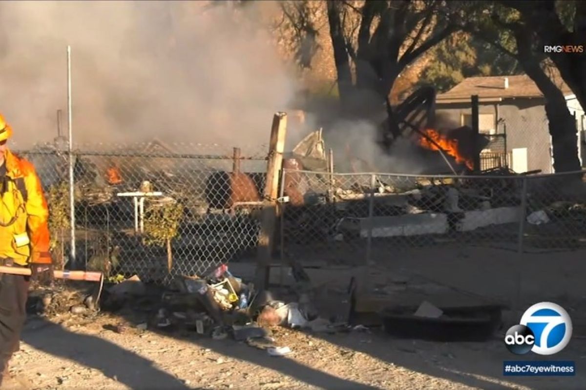 Helikopter pemadam kebakaran bertabrakan di California Selatan