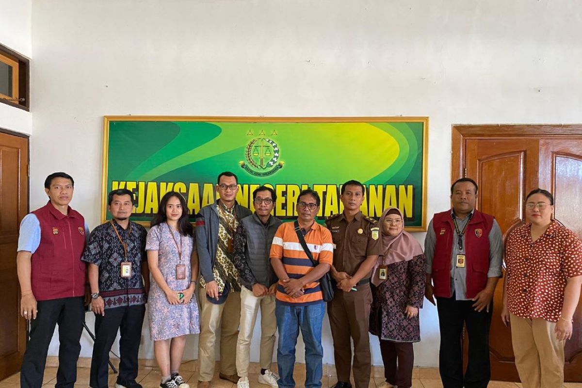 Kanwil DJP Bali serahkan diduga pelaku penggelapan pajak ke Kejari Tabanan
