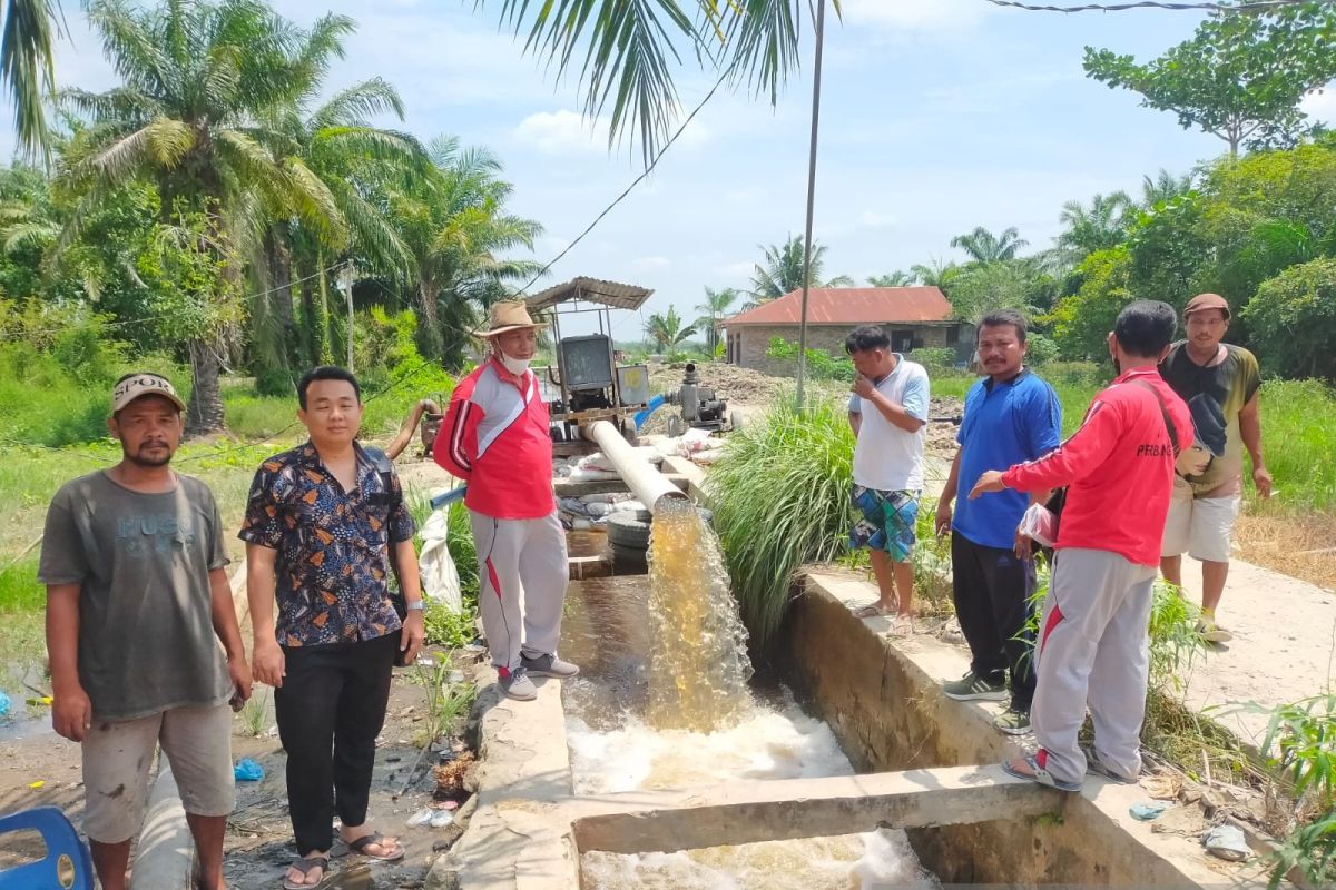 PT IPS bantu petani Desa Perbangunan Asahan Atasi kekurangan air di sawah