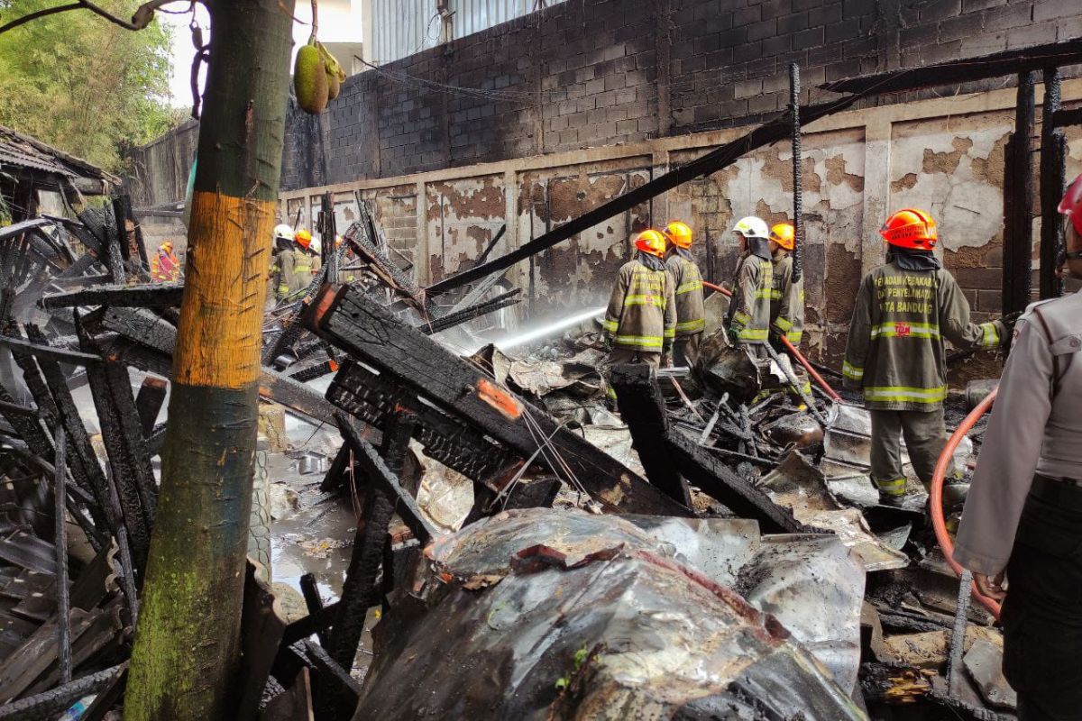 Belasan kios di dalam Terminal Leuwipanjang-Bandung terbakar