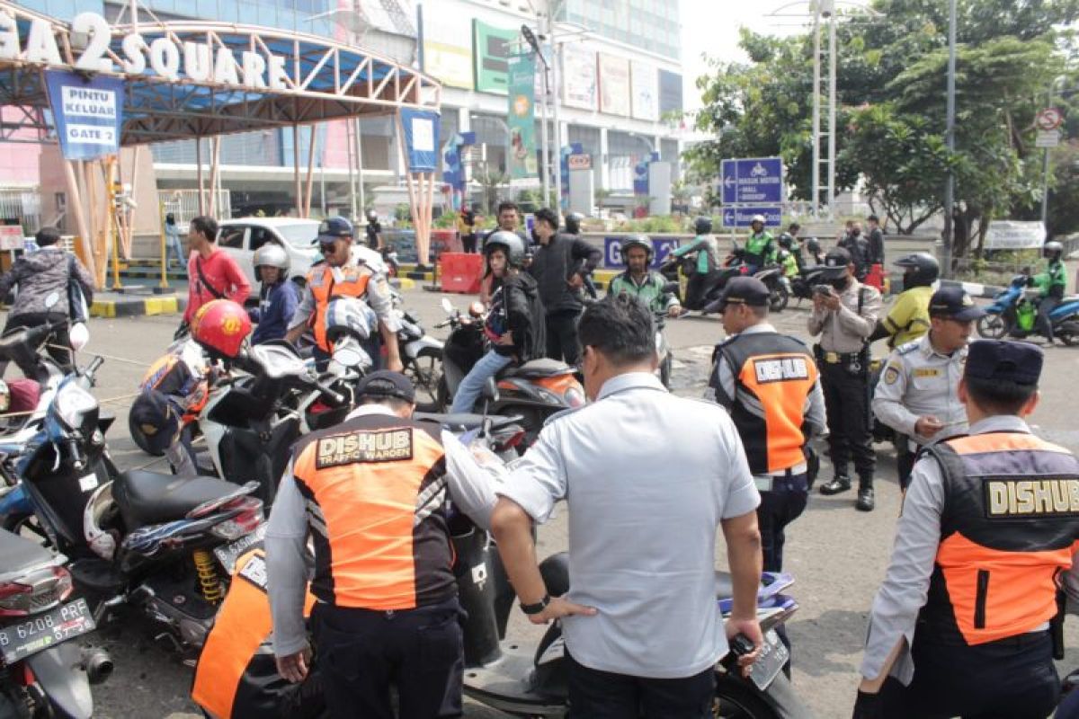 Petugas di Jakarta derek 1.090 kendaraan parkir liar periode Januari-Juli