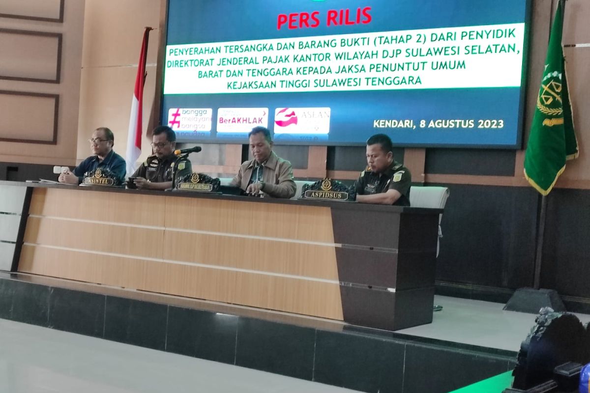 Penyidik DJP Sulselbartra serahkan penggelap pajak ke Kejati Sultra