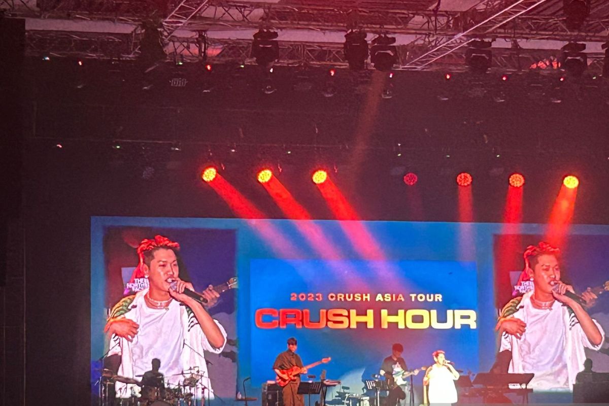 Crush buka konser "Crush Hour in Jakarta" dengan lagu "Rush Hour"