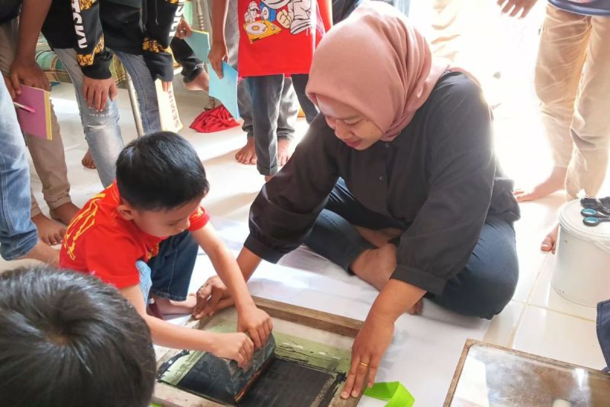 Peningkatan kemampuan literasi dan kewirausahaan melalui pelatihan di TBM Desa Lumindai Kota Sawahlunto