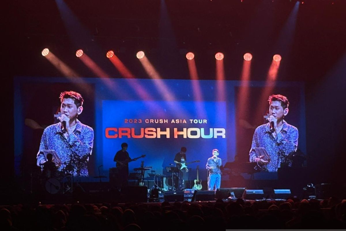 Crush tampil manis bawakan lagu "Beautiful"