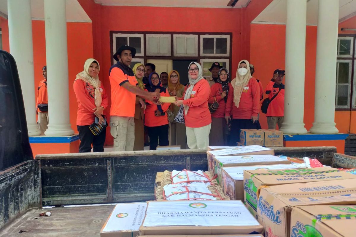 Dharma Wanita Halmahera Tengah bantu korban  banjir dan tanah longsor