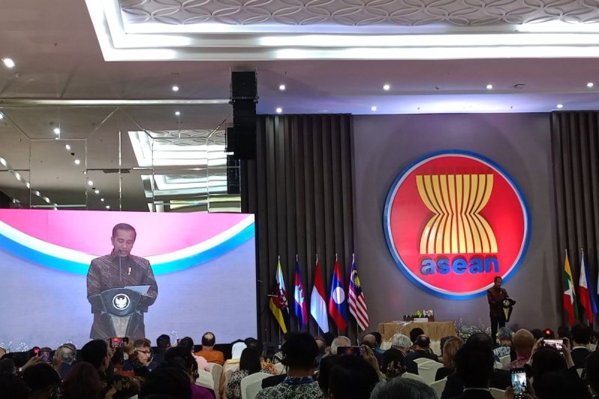 Joko Widodo ingatkan kapal besar ASEAN tak boleh karam