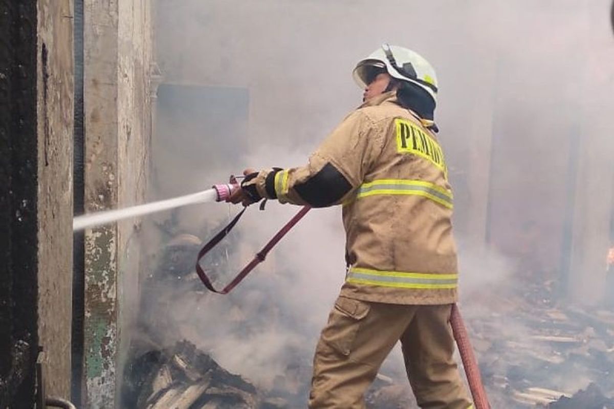 Gulkarmat Jakbar terjunkan 70 personel atasi kebakaran di Kebon Jeruk