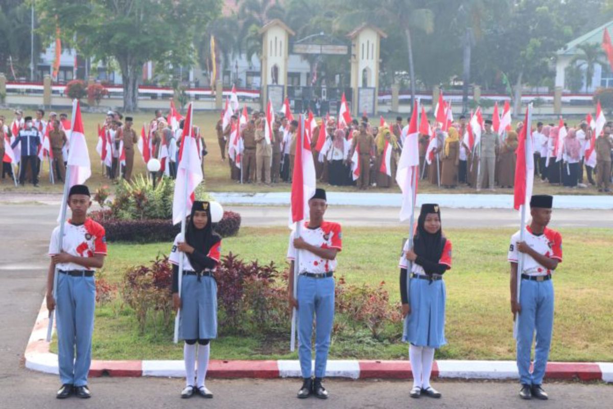 Pemkab Dompu mendukung pemasangan 10 juta bendera merah putih
