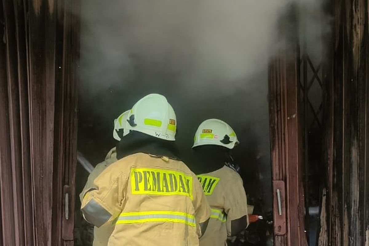 Gulkarmat Jakbar terjunkan 65 personel atasi kebakaran di Cengkareng