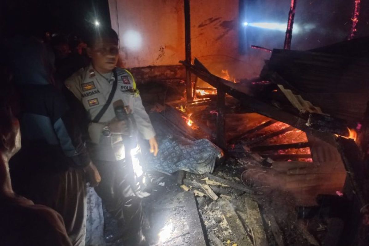 Polisi NTB mengevakuasi korban kebakaran di Dompu