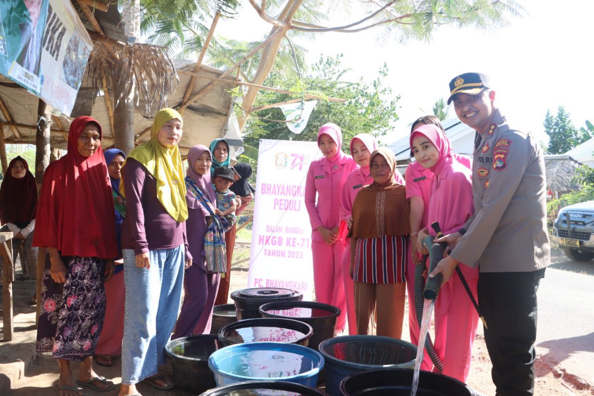 Polisi Lombok Utara salurkan bantuan air bersih kepada warga