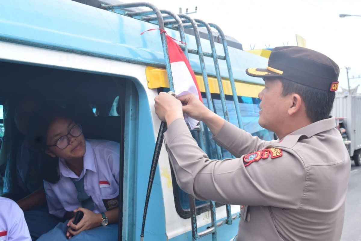 Pembagian bendera Merah Putih sambut HUT RI di Simalungun