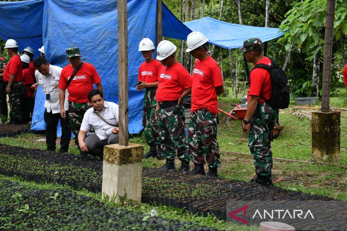 Dukung FOLU Net Sink 2030, Semen Padang sosialisasikan Kaliandra Merah kepada Babinsa dan HIPAKAD