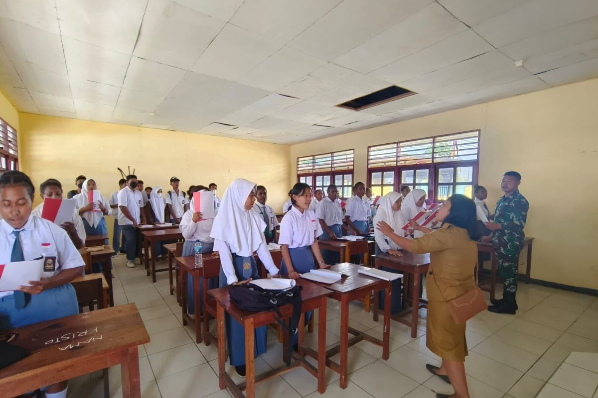 Satgas Yonif 125 melatih tim paduan suara Kabupaten Mappi jelang HUT RI