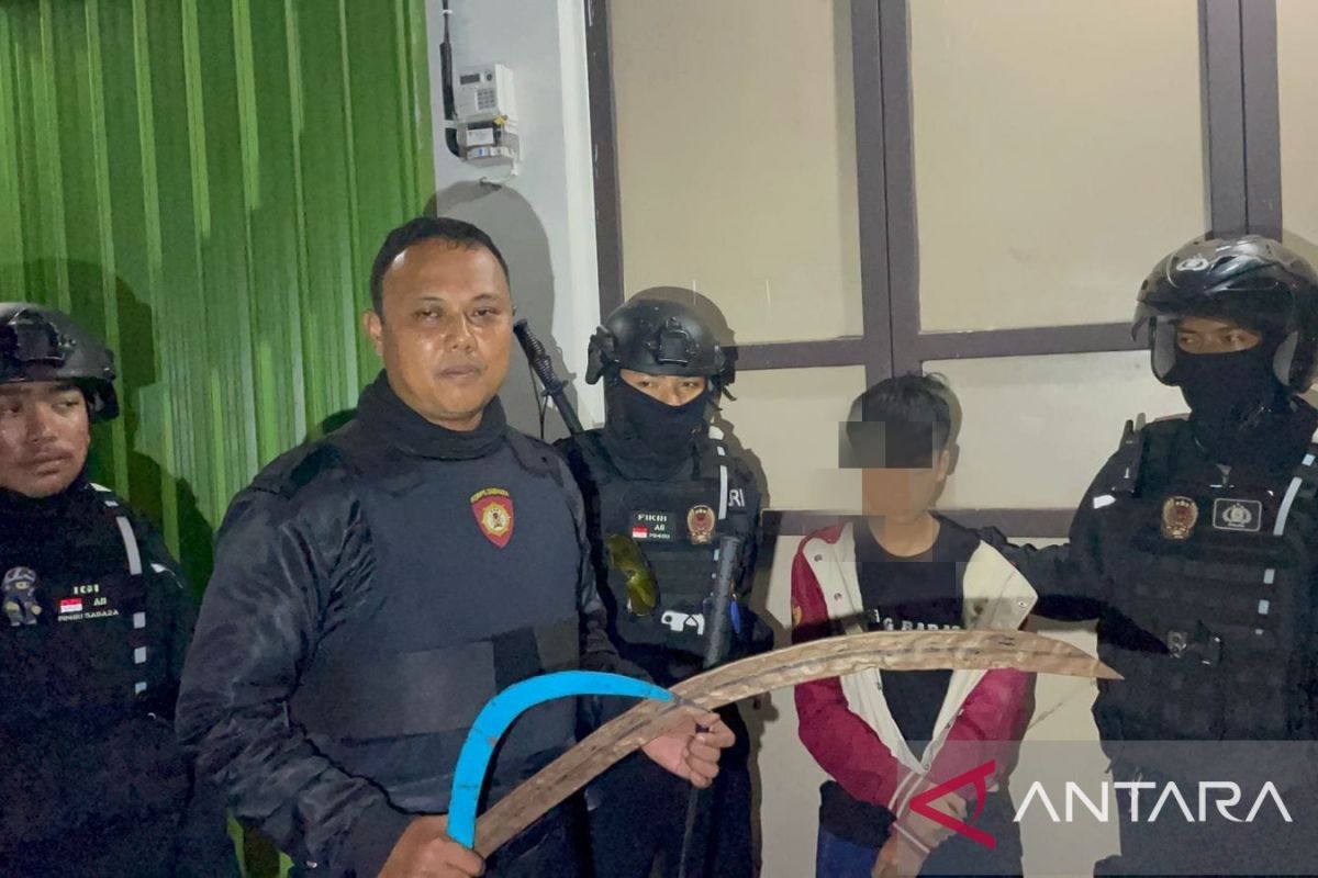 Polres Sukabumi Kota tangkap komplotan remaja membawa berbagai jenis senjata tajam