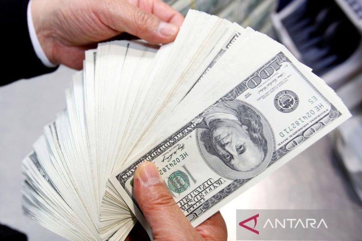 Dolar naik setelah data penjualan ritel lebih baik dari perkiraan