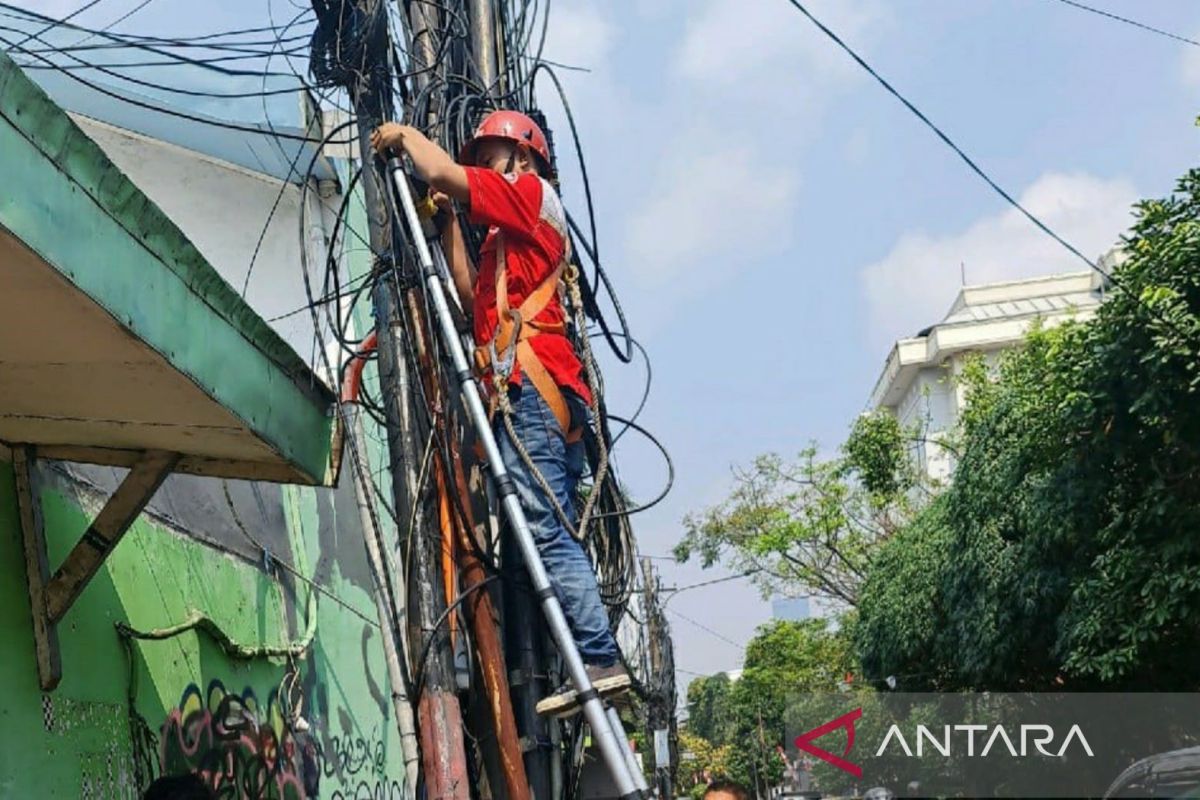 Telkom dan Dinas Bina Marga bongkar kabel semrawut di Jalan Cikini