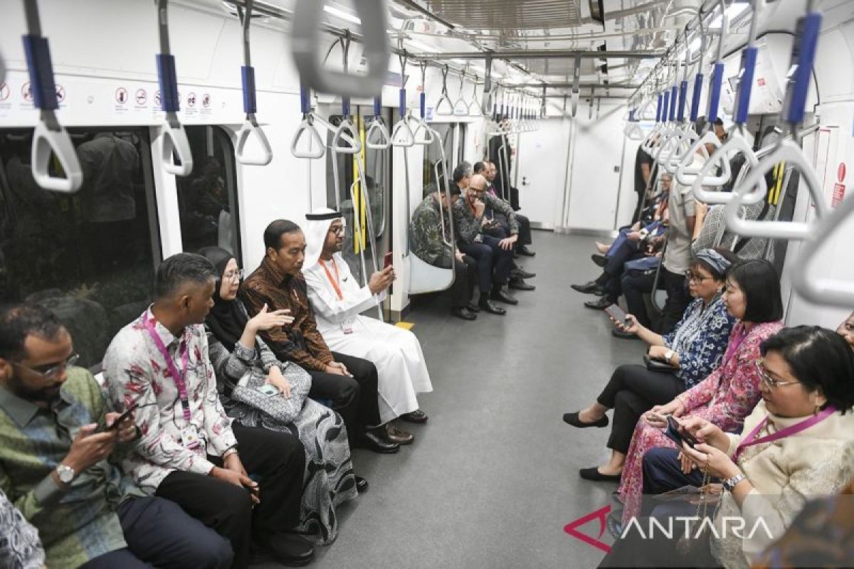 Momen Jokowi-dubes naik MRT