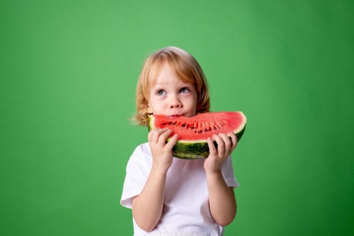 Dokter anak: Tata laksana anak obesitas dengan ganti camilan buah potong