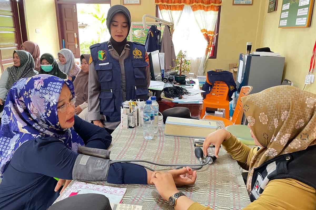 Polwan beri pelayanan kesehatan gratis pulau terluar di Aceh