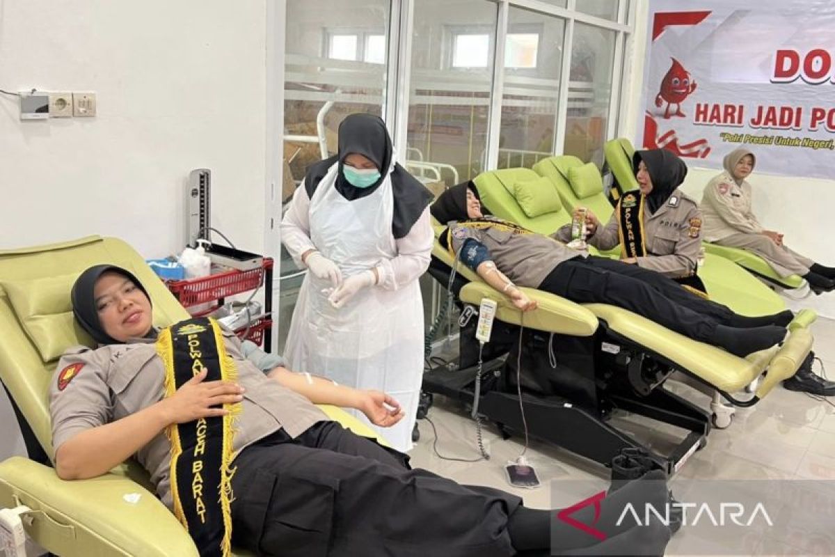 Polwan Aceh Barat kumpulkan puluhan kantong darah untuk pasien RSUD