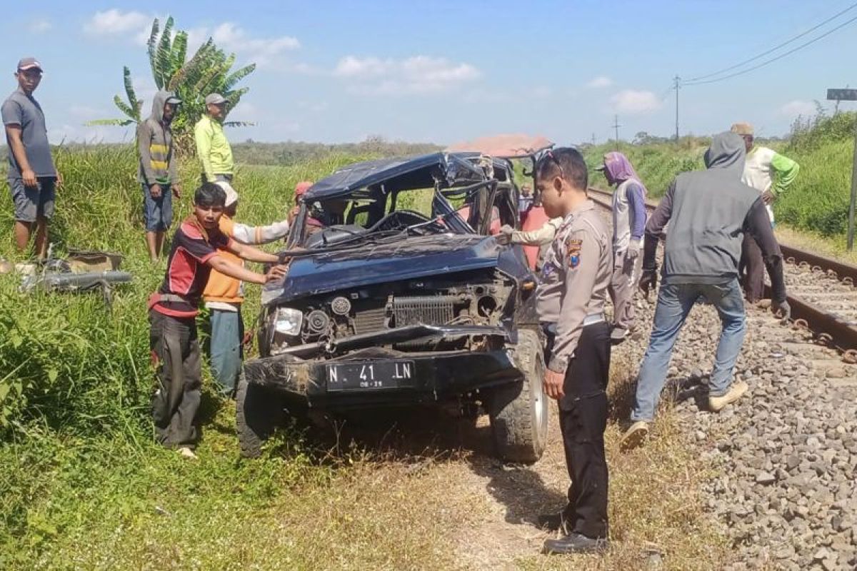 Satu mobil tertabrak KA Kertanegara di Kepanjen