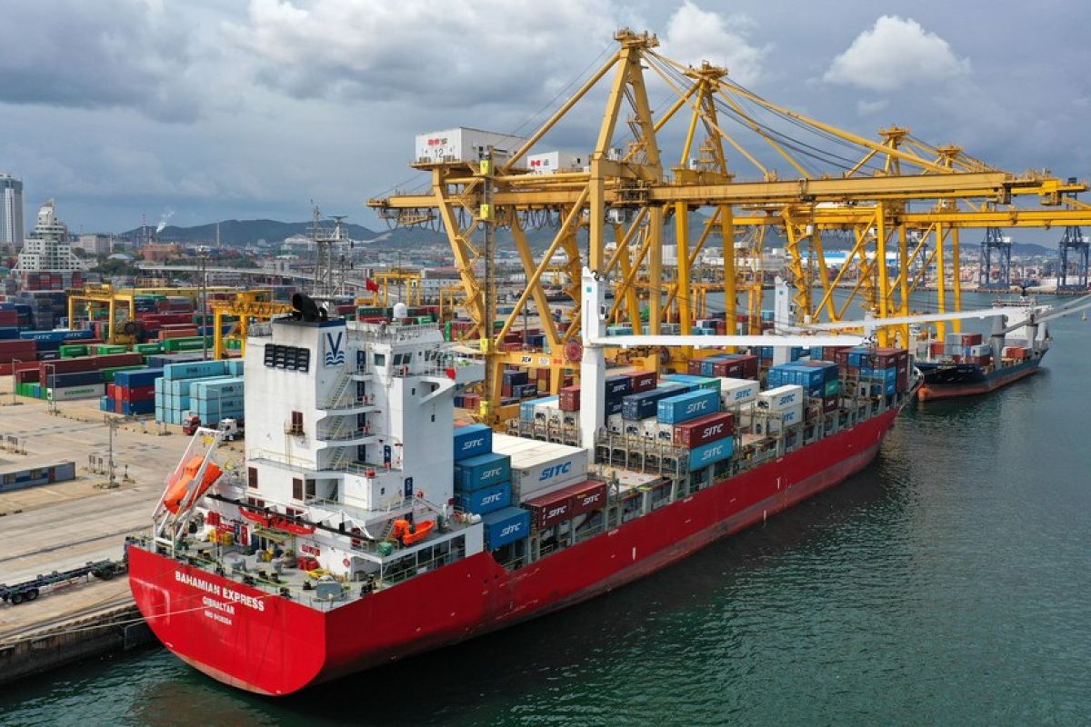 Kapal peti kemas ultrabesar yang dibuat di China selesaikan pengiriman