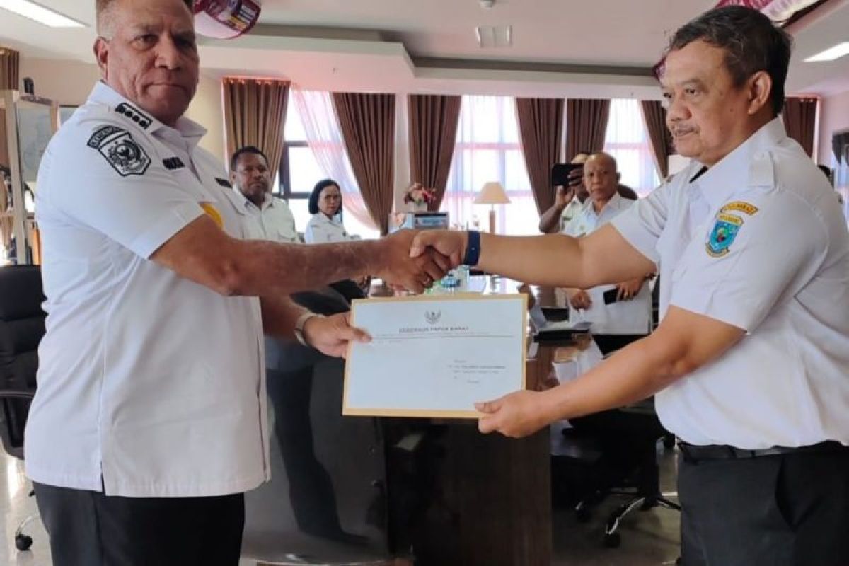 Gubernur Waterpauw serahkan SK Plt Sekretaris DPR Papua Barat