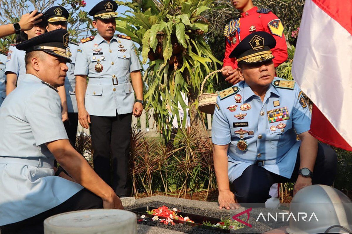 Kanwil Kemenkumham DKI tabur bunga di TMP Kalibata