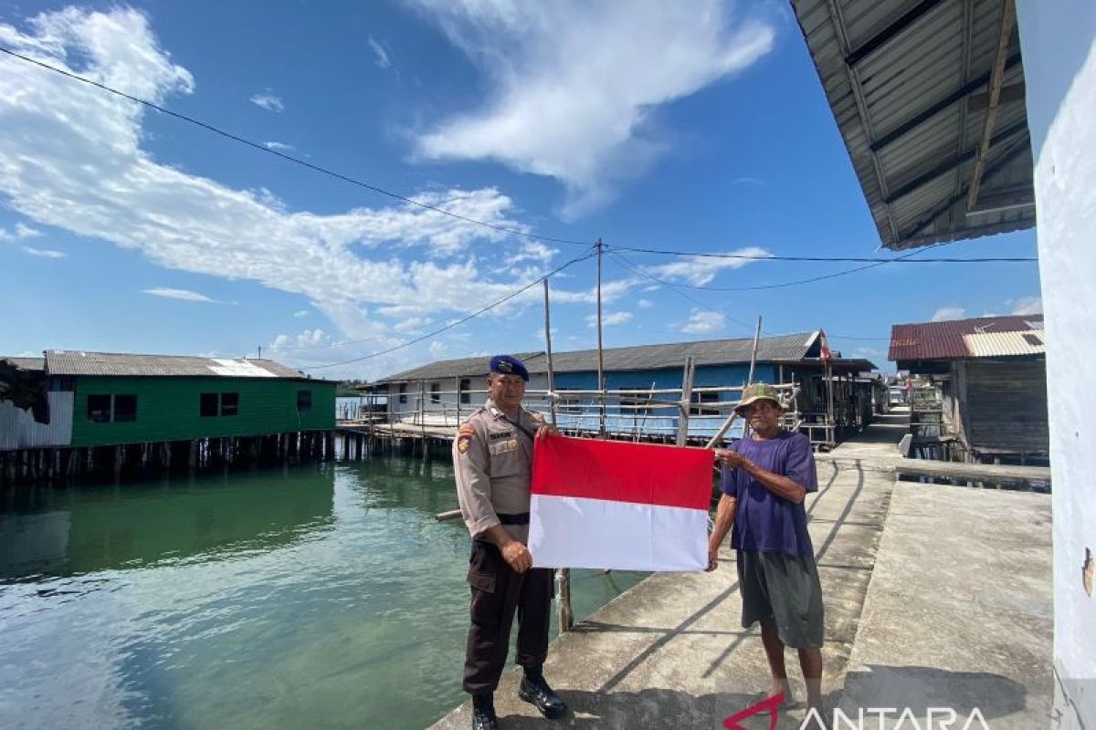 Polda Kepri bagikan 100 bendera merah putih untuk warga pulau terluar di Batam