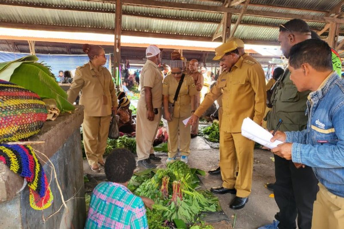 Gubernur Papua Pegunungan tinjau bahan pokok di Pasar Jibama