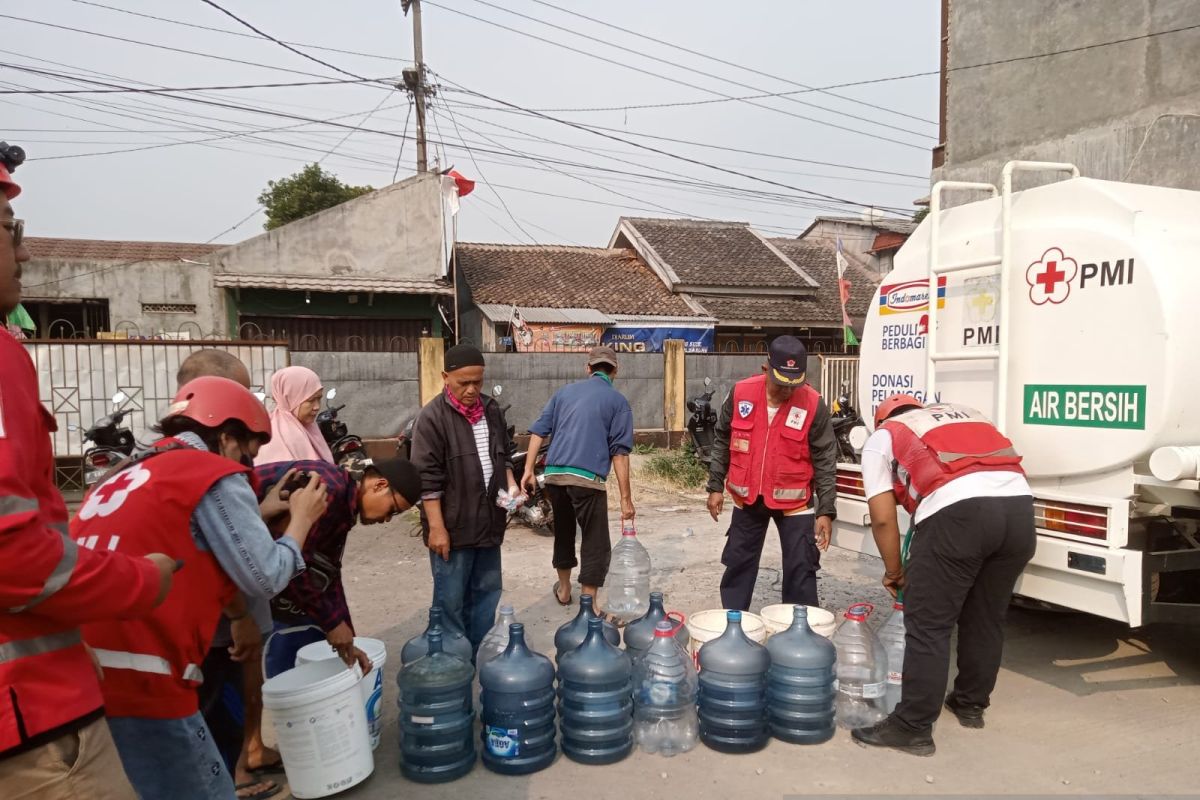 PMI salurkan 5.000 liter air bersih untuk warga dua kampung di Kota Sukabumi