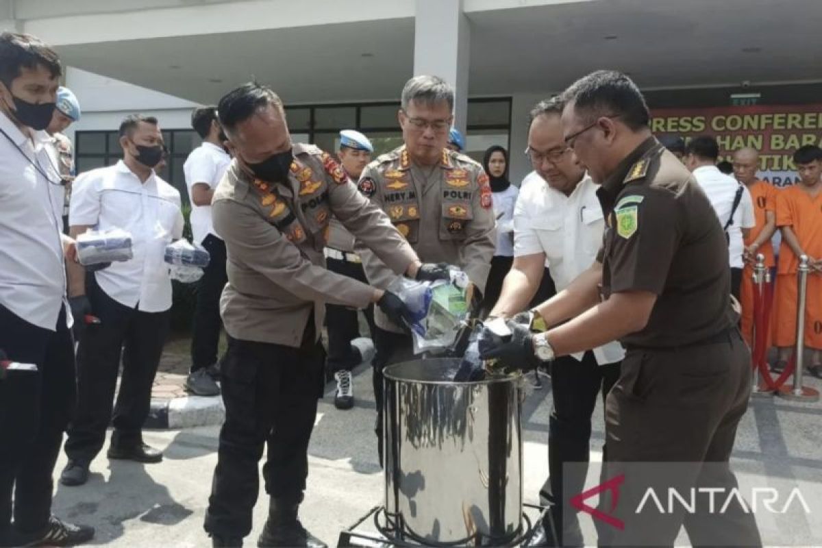 Polda Riau musnahkan 23,6 kilogram sabu dari sindikat internasional