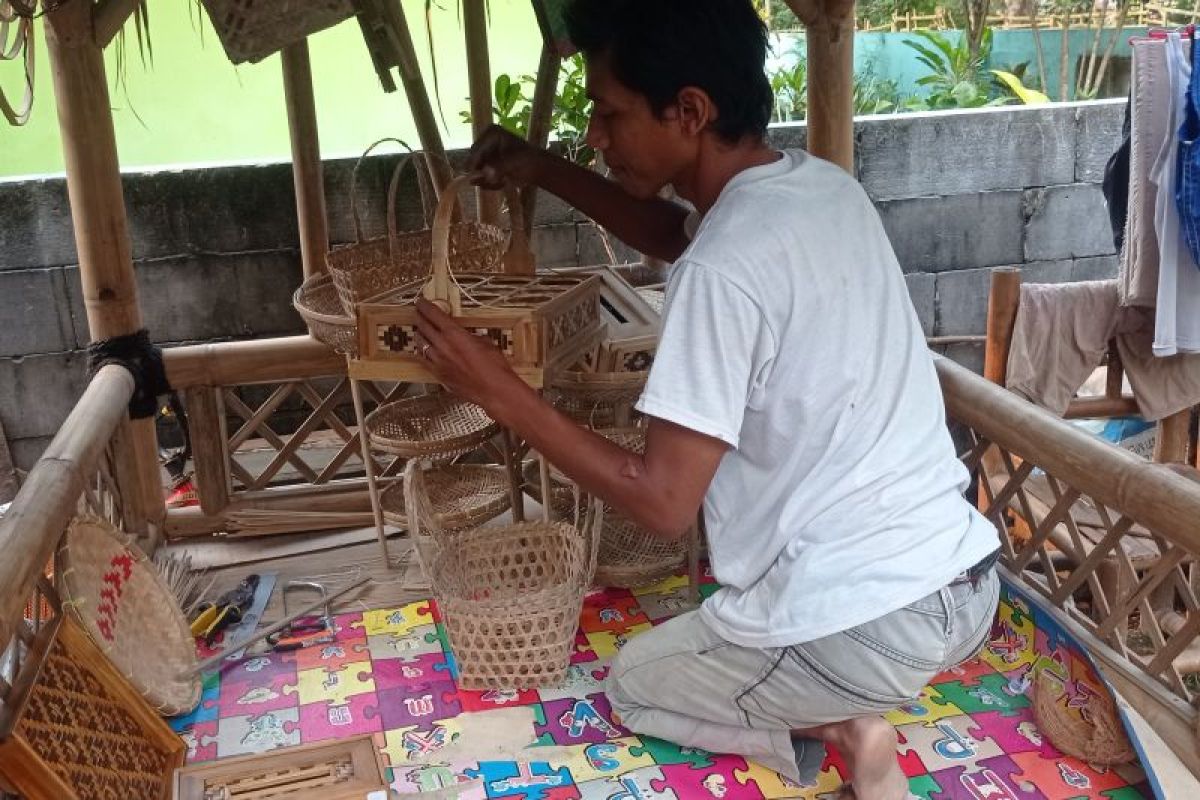 Perajin difabel di Lebak kewalahan layani permintaan kerajinan bambu