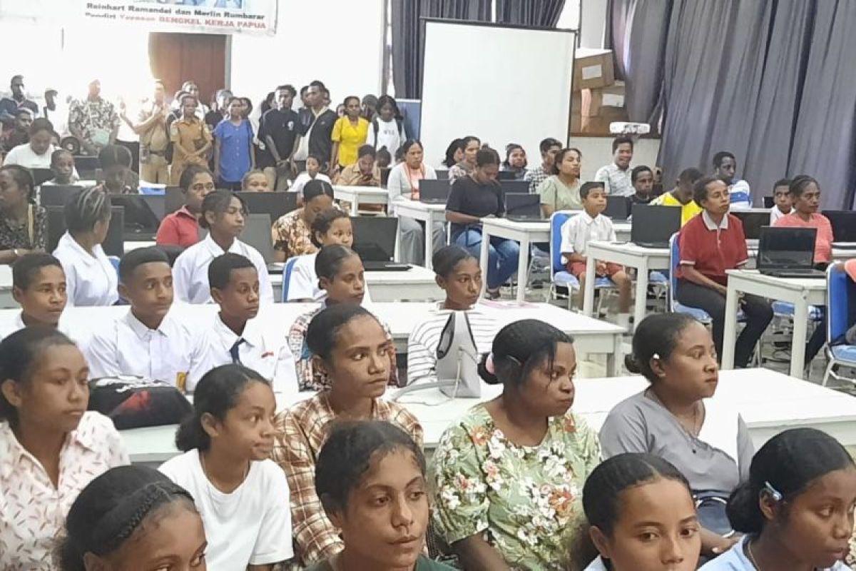 Yayasan Bengkel Kerja Papua latih pemuda Wondama operasikan komputer