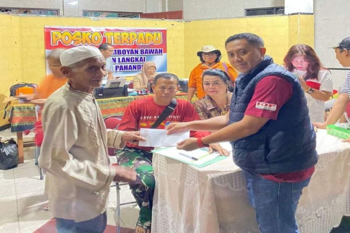 Anggota DPR salurkan bantuan uang tunai ke korban kebakaran di Palangka Raya