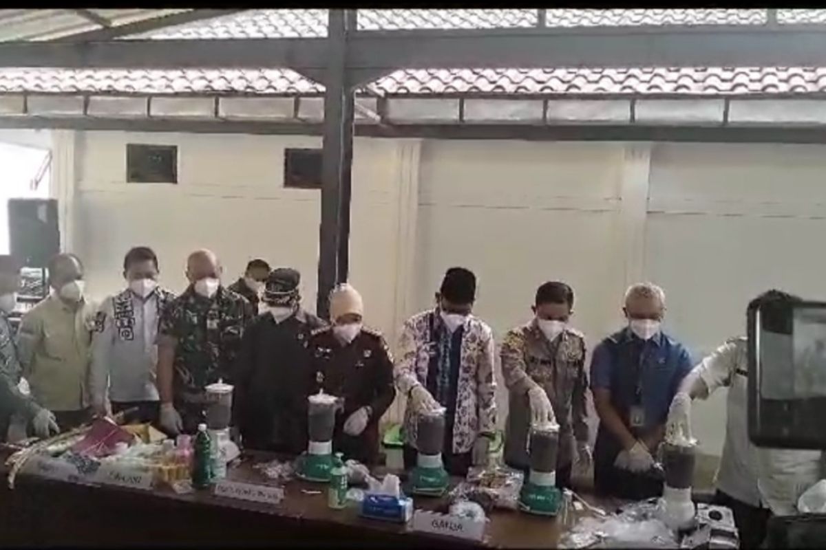 Kejari Depok musnahkan barang bukti dari 42 kasus kejahatan sudah inkrah